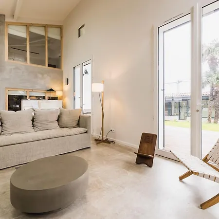 House Keyweek Design Swimming Pool Near 比达尔